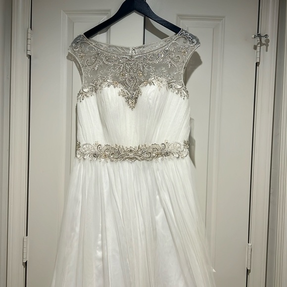 Brand new, never been worn wedding dress - Picture 4 of 14